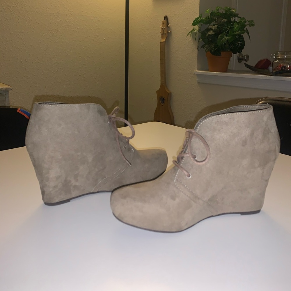 Suede closed-toed Wedges